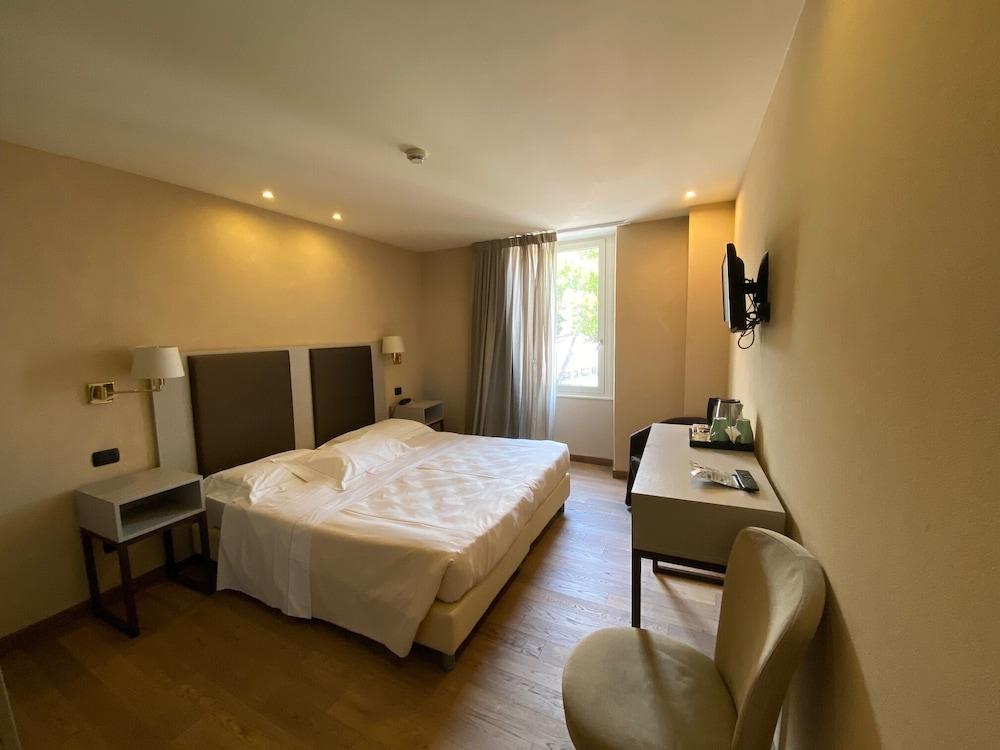 Tripoli 3* Desenzano del Garda